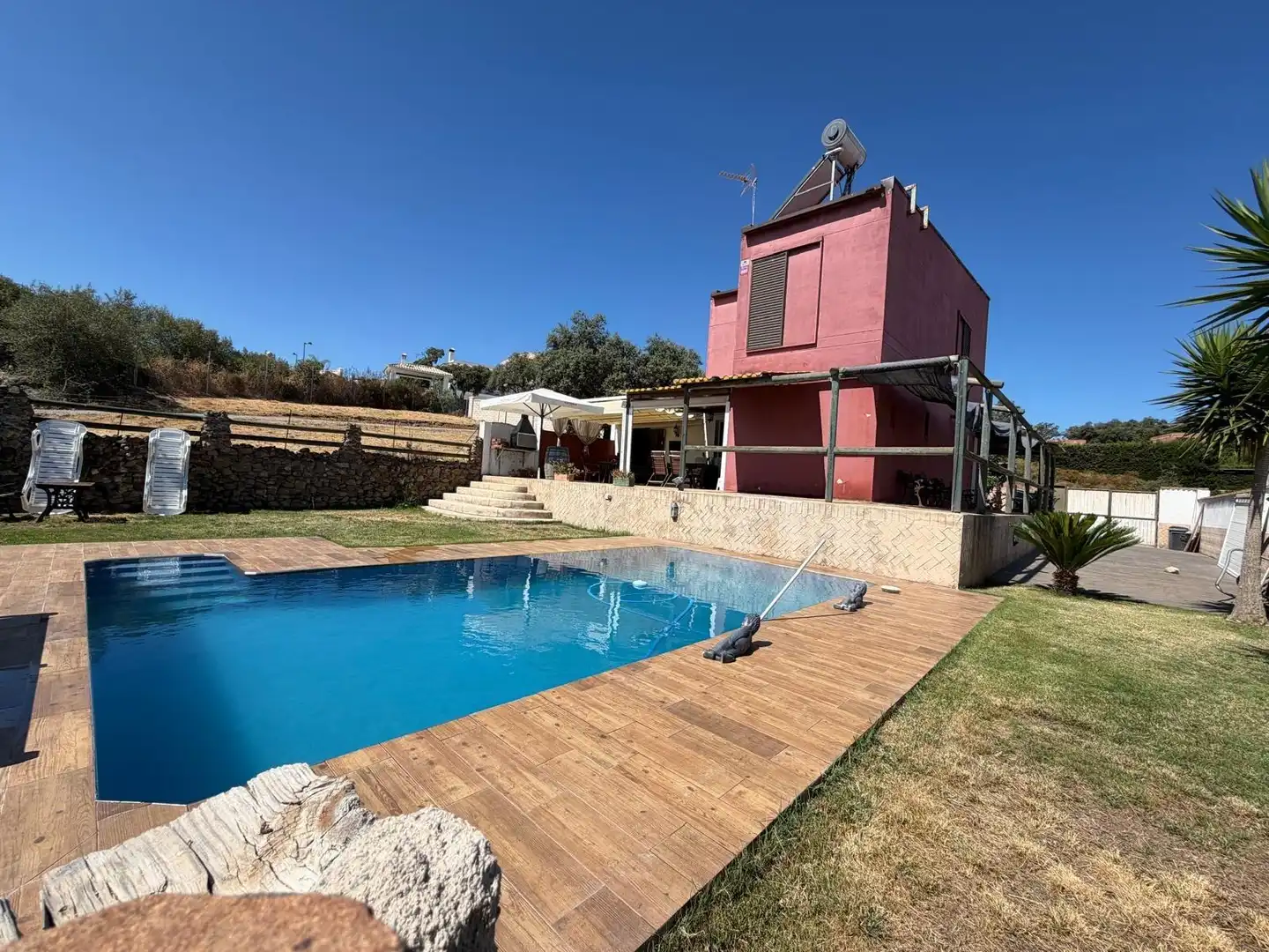 Piscina de Casa o xalet en venda en El Castillo de las Guardas amb Jardí privat i Piscina comunitària