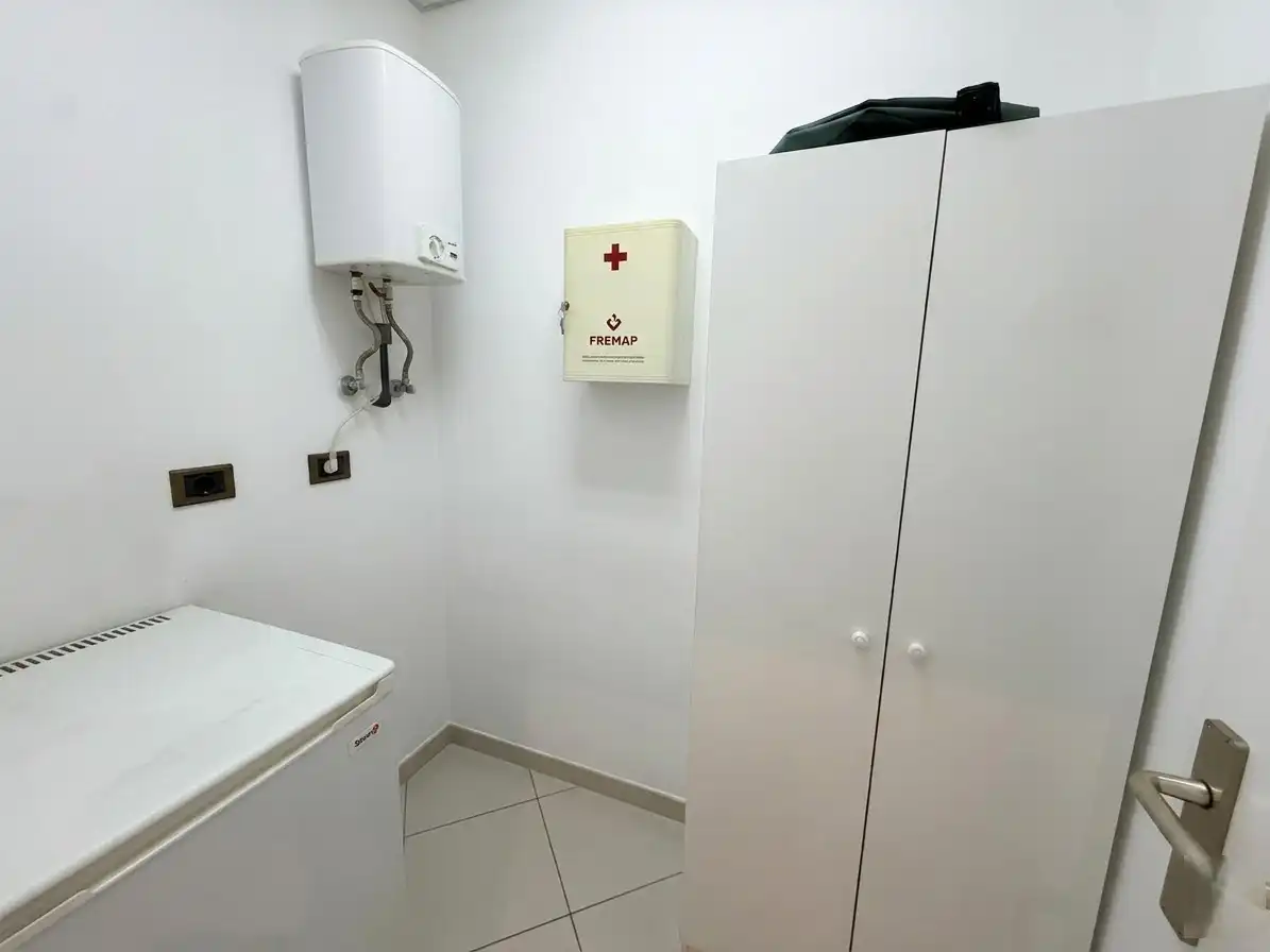 Bany de Oficina en venda en León Capital  amb Calefacció, Traster i Moblat