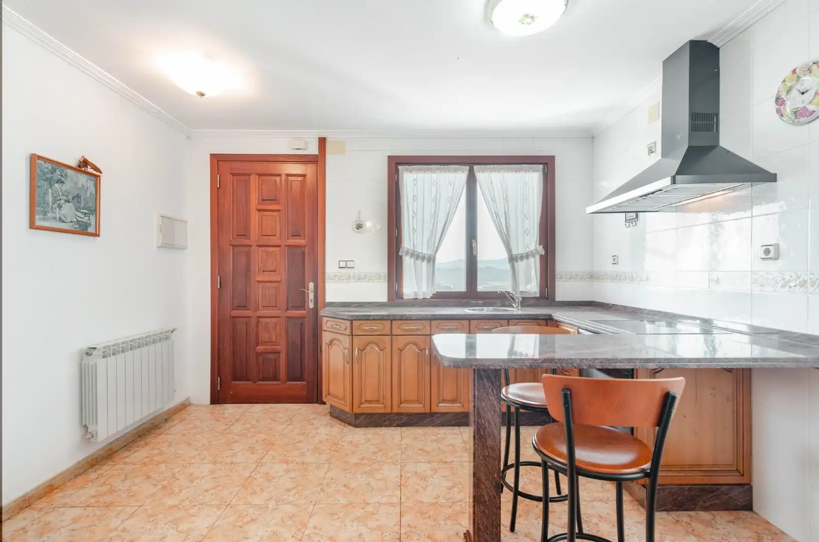Cuina de Casa o xalet en venda en Gijón  amb Calefacció, Jardí privat i Terrassa
