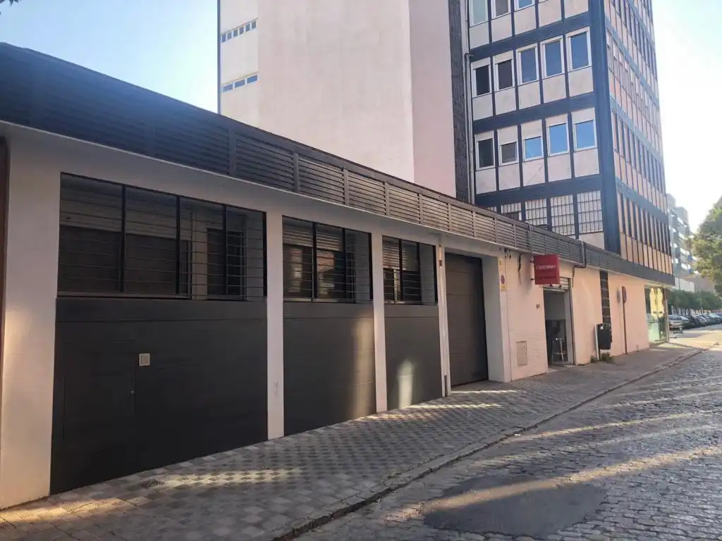 Vista exterior de Local en venta en Sevilla