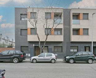 Vista exterior de Casa adosada en venda en Castellar del Vallès amb Aire condicionat, Calefacció i Piscina