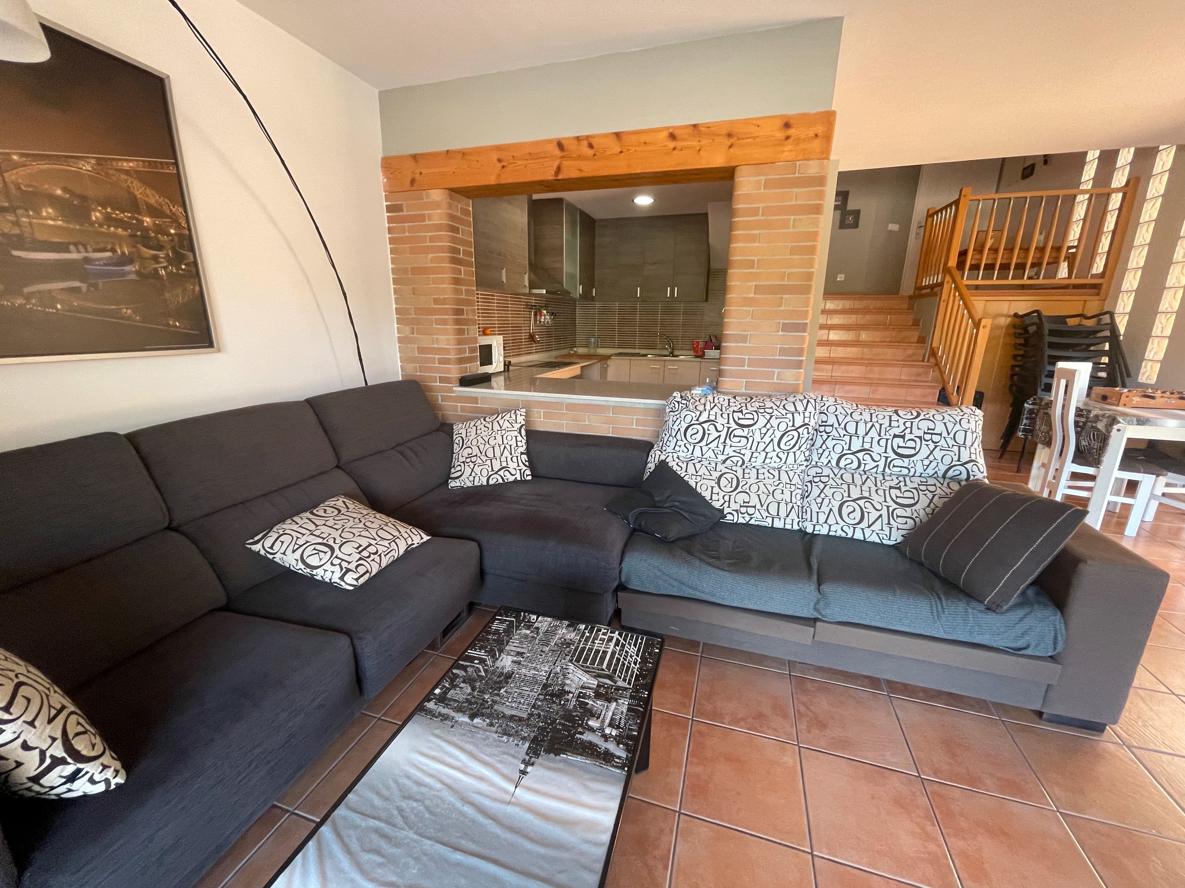 Sala d'estar de Casa adosada en venda en Canyelles amb Jardí privat, Terrassa i Piscina