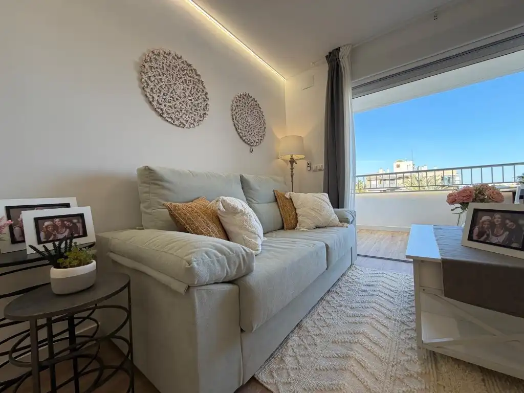 Sala d'estar de Apartament en venda en Torrevieja amb Aire condicionat, Jardí privat i Piscina
