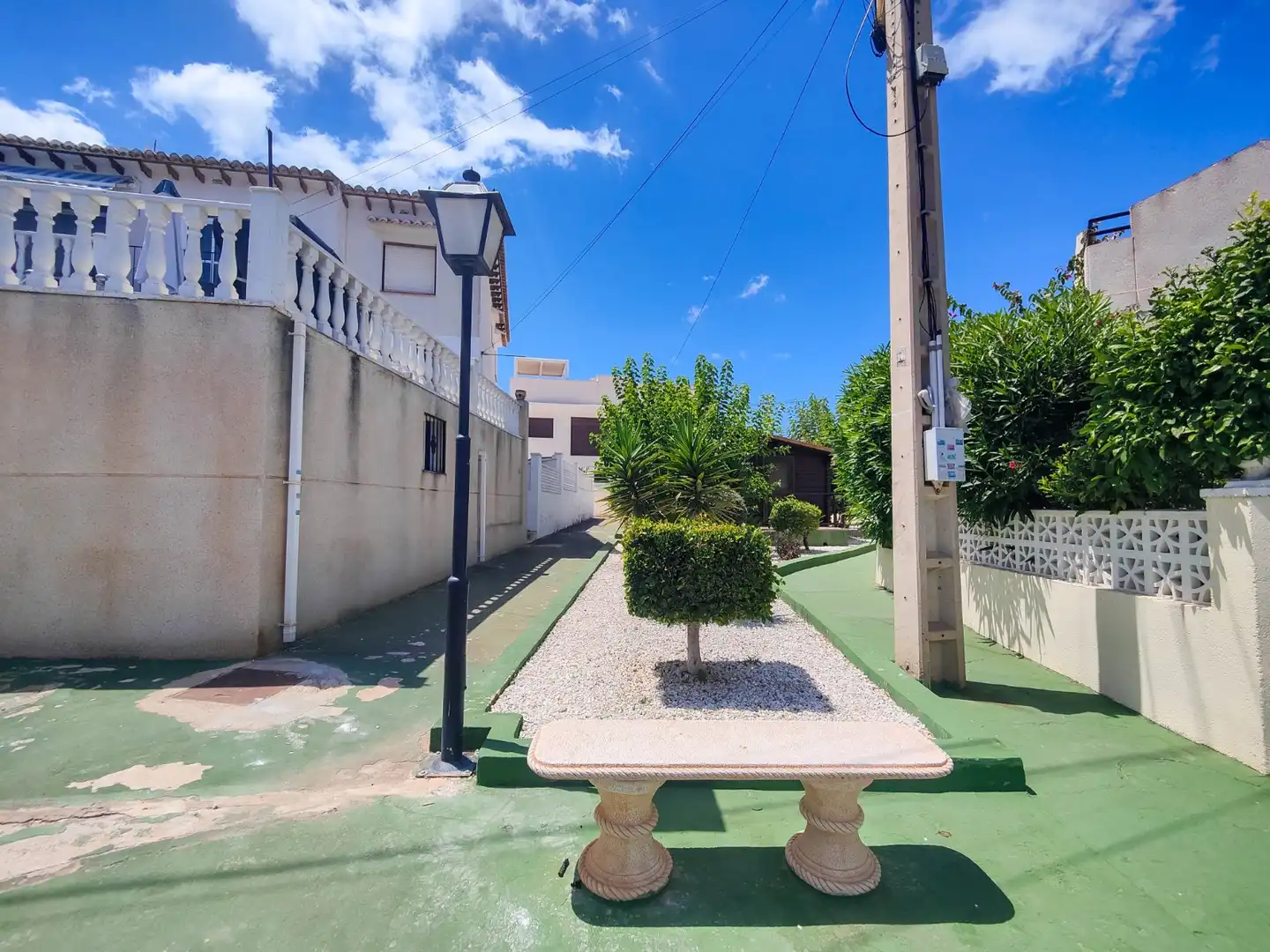 Außenansicht von Einfamilien-Reihenhaus zum Verkauf in Torrevieja mit Klimaanlage, Privatgarten und Terrasse