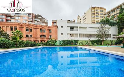 Swimming pool of Flat to rent in  Barcelona Capital  with Air Conditioner, Heating and Terrace