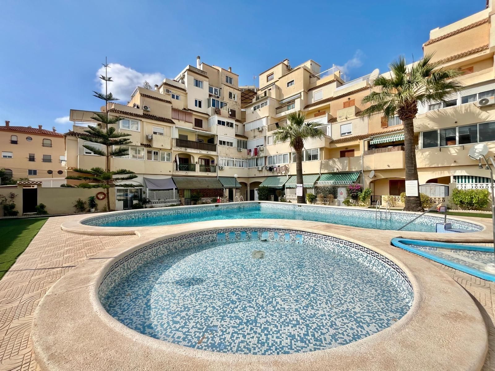 Vista exterior de Estudio en venta en Torrevieja con Terraza, Balcón y Piscina comunitaria