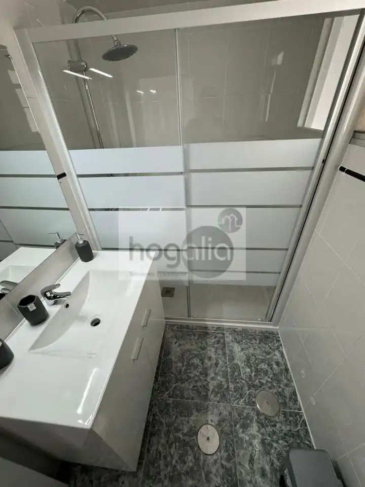 Bathroom of Flat for rent in Sevilla  with Air Conditioner and Furnished