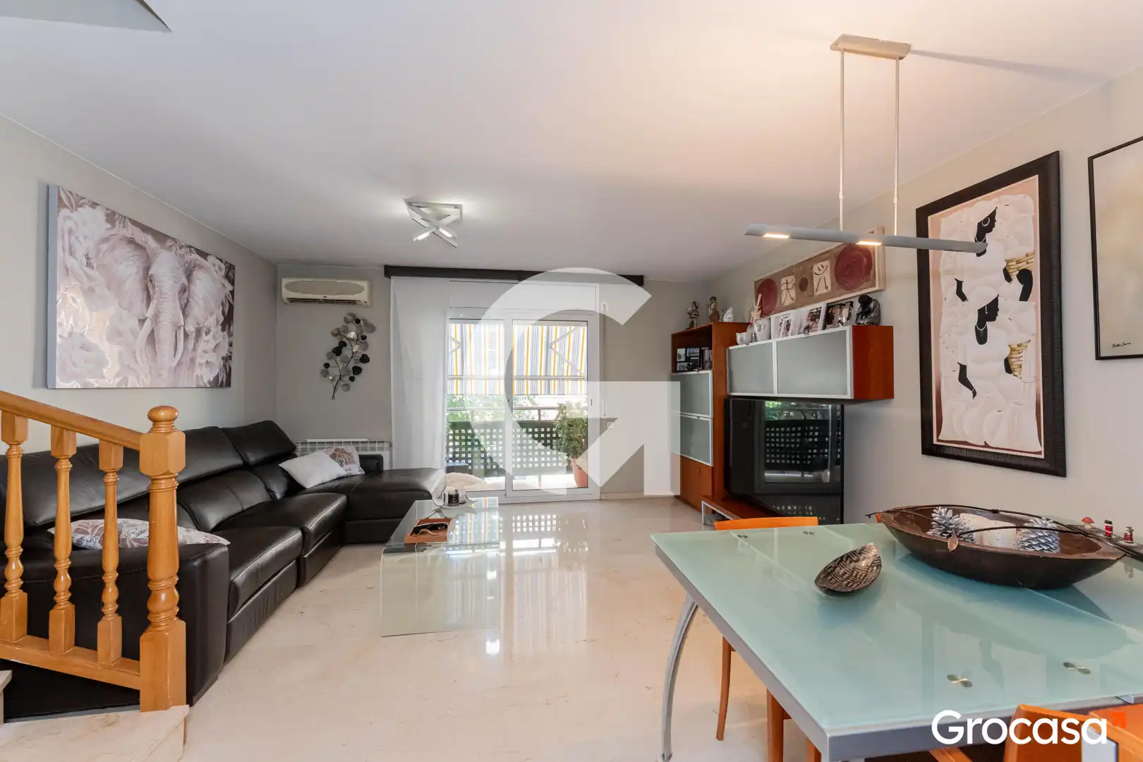 Sala d'estar de Casa adosada en venda en Cornellà de Llobregat amb Aire condicionat, Calefacció i Terrassa