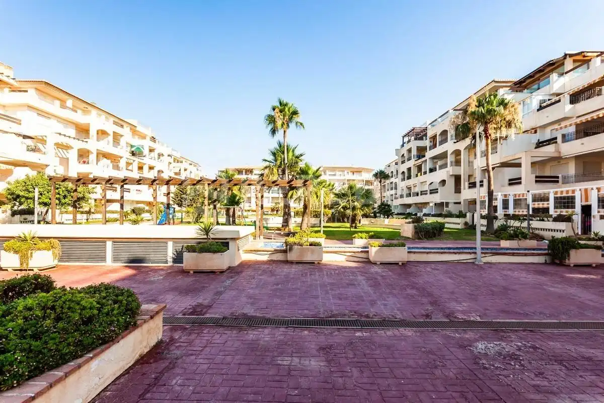 Vista exterior de Piso en venta en Roquetas de Mar con Aire acondicionado, Jardín privado y Terraza