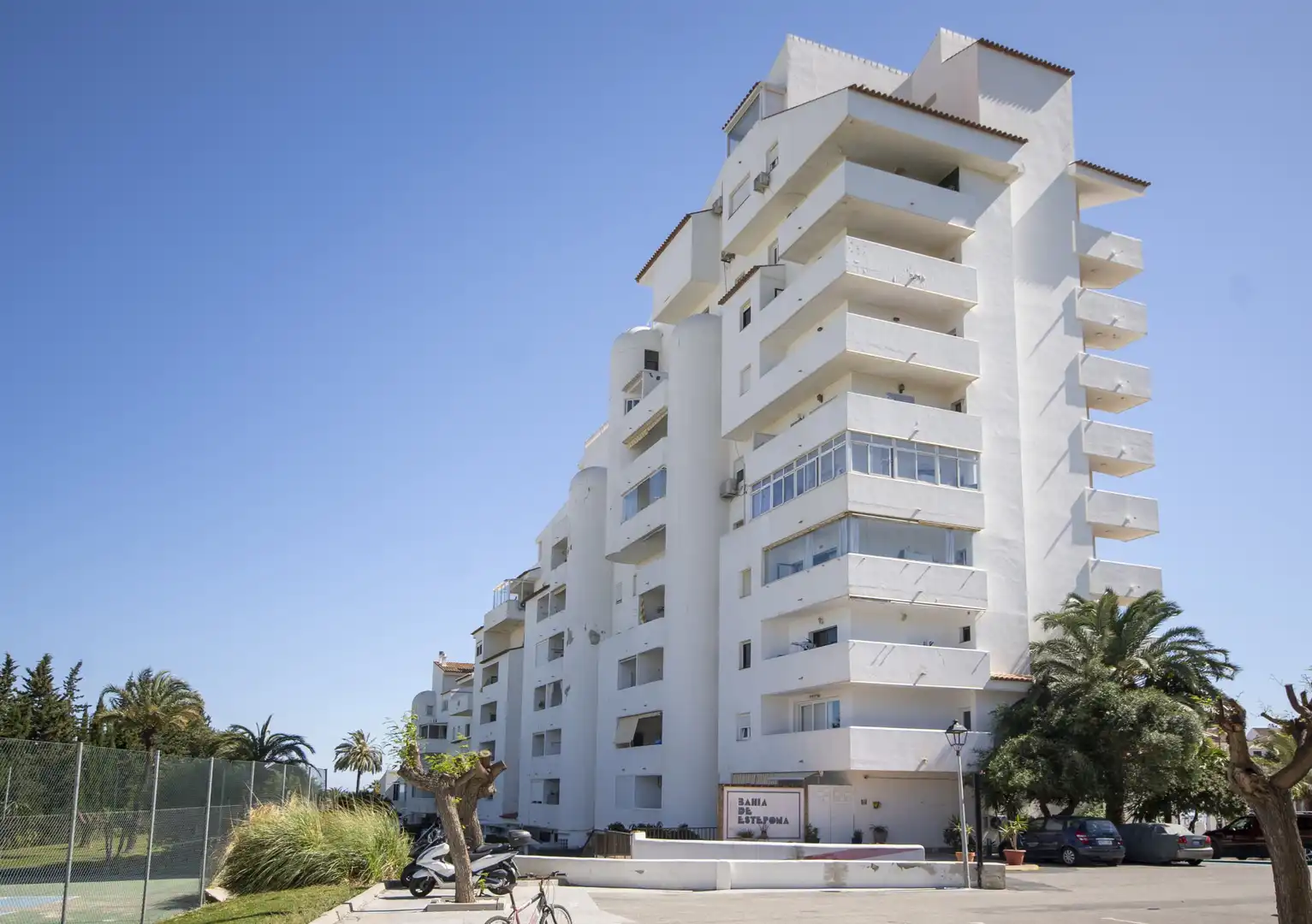 Vista exterior de Apartament en venda en Estepona amb Terrassa, Piscina i Piscina comunitària