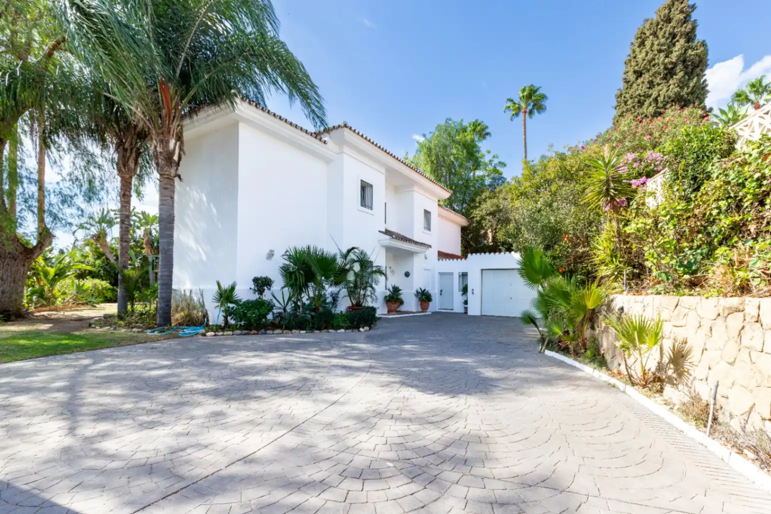 Vista exterior de Casa o xalet en venda en Marbella amb Aire condicionat, Calefacció i Jardí privat