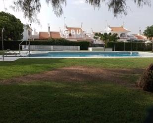 Piscina de Casa adosada en venda en Almonte amb Aire condicionat, Terrassa i Piscina