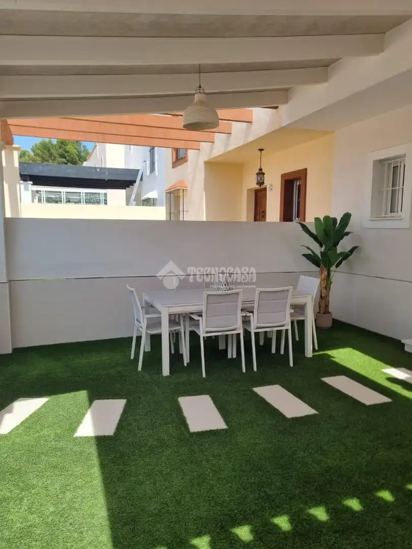 Casa aparellada en venda a Morón de la Frontera, imagen 2