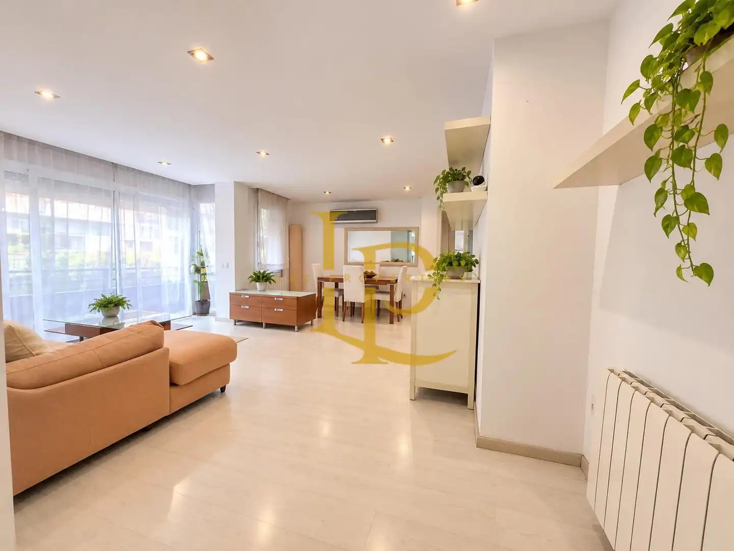 Living room of Flat for sale in Cerdanyola del Vallès  with Air Conditioner, Heating and Oven