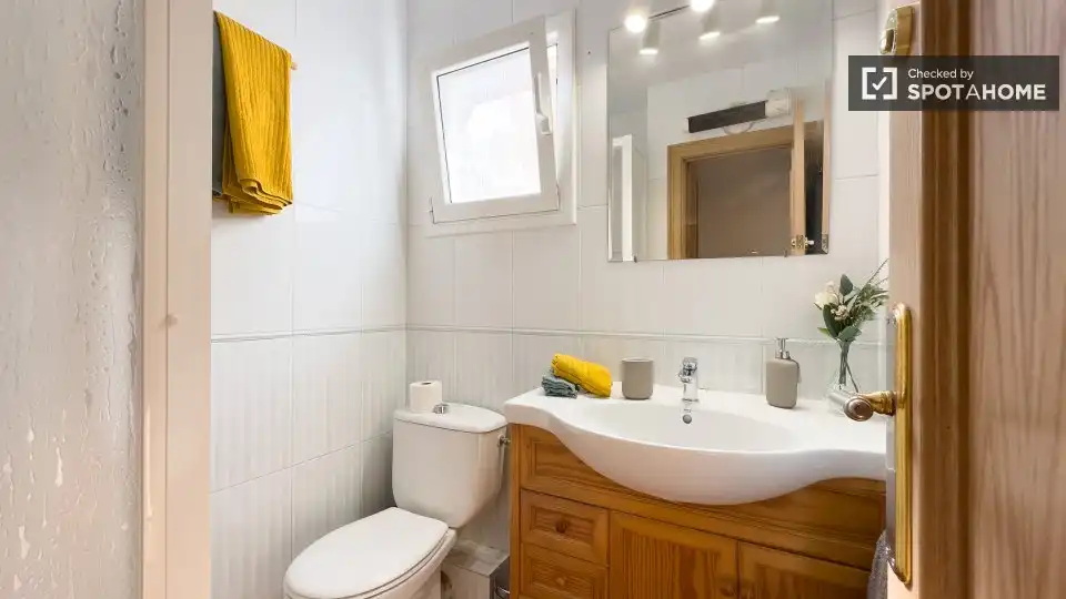 Baño de Piso para compartir en L'Hospitalet de Llobregat con Aire acondicionado, Calefacción y Amueblado