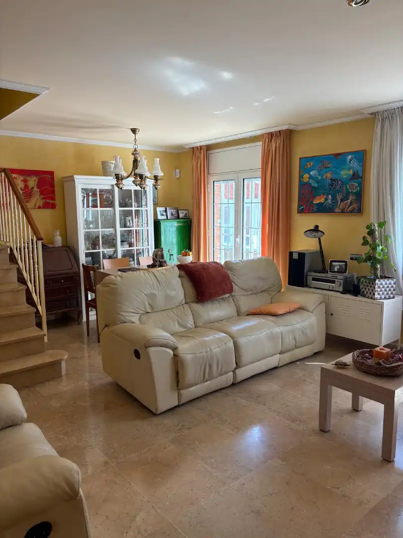 Sala de estar de Casa adosada en venta en Barcelona con Aire acondicionado, Calefacción y Jardín privado