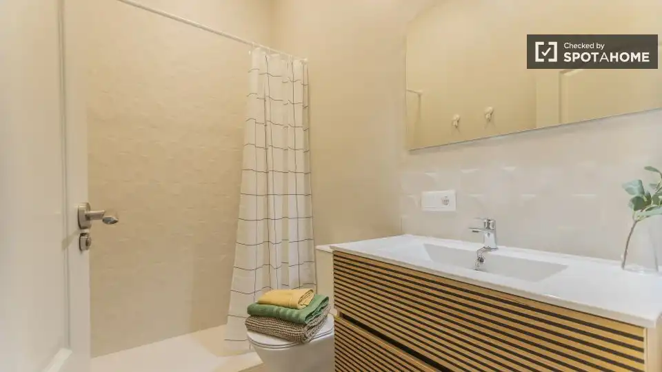 Bathroom of Flat for rent in Valencia  with Air Conditioner, Heating and Furnished