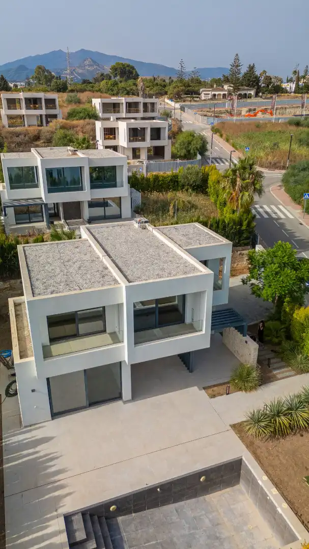Vista exterior de Casa o xalet en venda en Estepona amb Jardí privat, Traster i Piscina