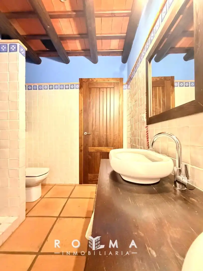 Bany de Casa adosada en venda en Dos Hermanas amb Aire condicionat, Calefacció i Jardí privat