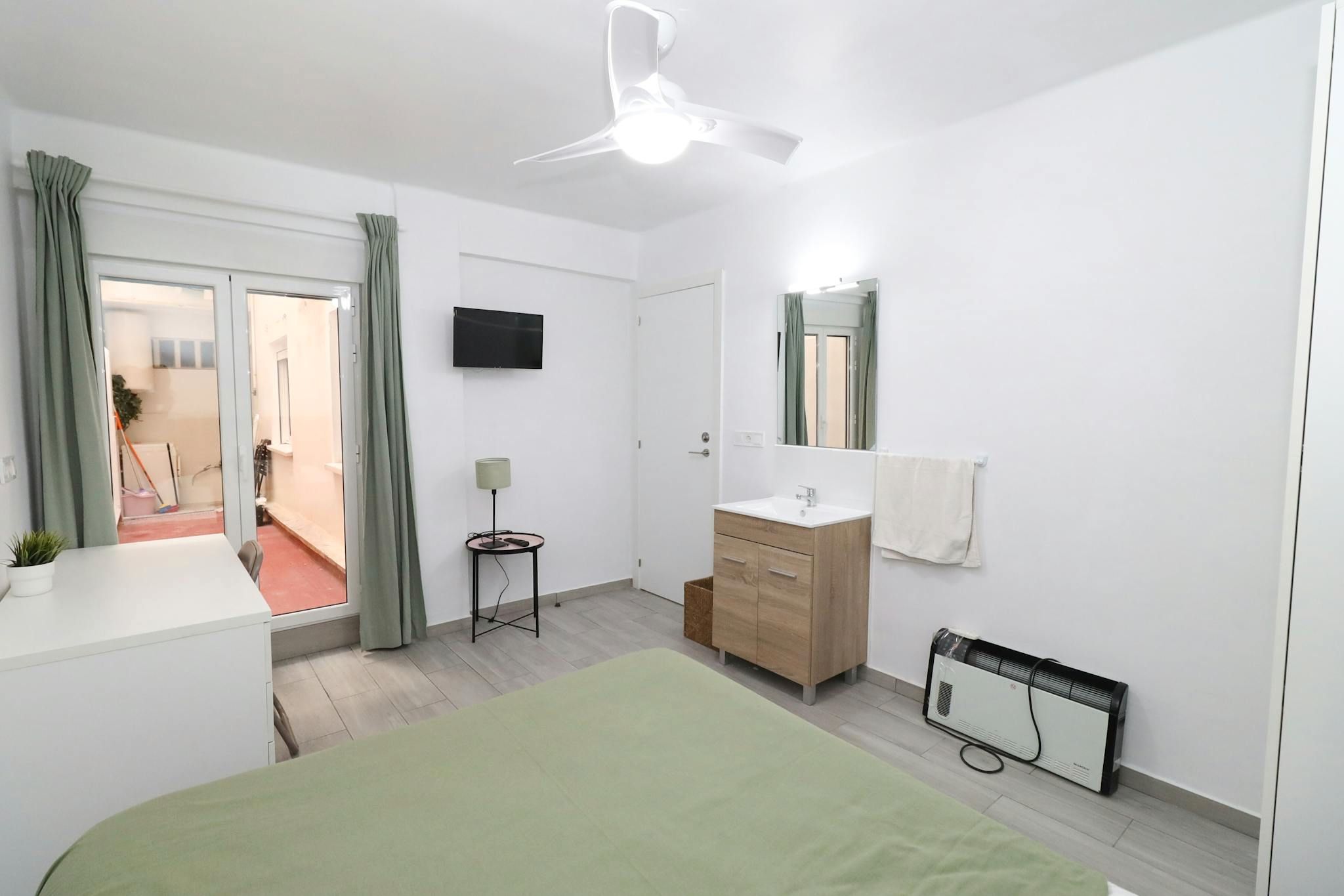 Bedroom of Flat to share in  Valencia Capital  with Washing machine and TV