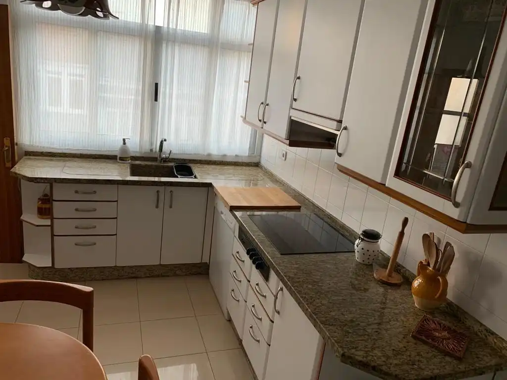 Cuina de Pis de lloguer en Ferrol amb Calefacció, Traster i Moblat