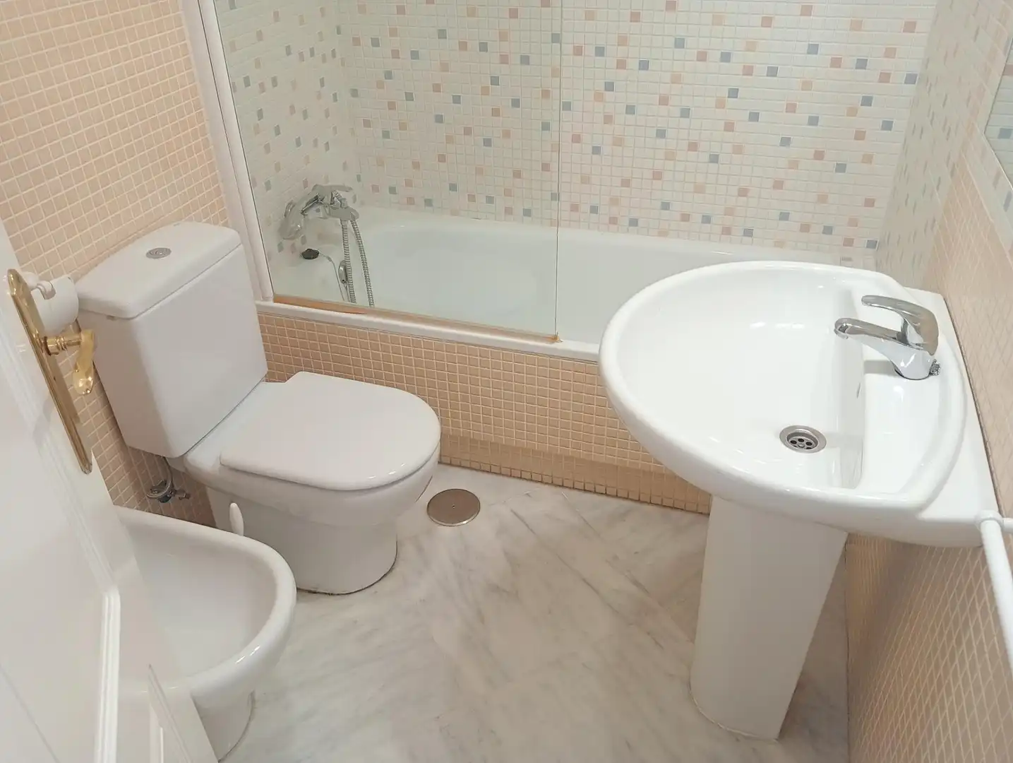 Bathroom of Flat for rent in Sevilla  with Air Conditioner, Storage room and Balcony
