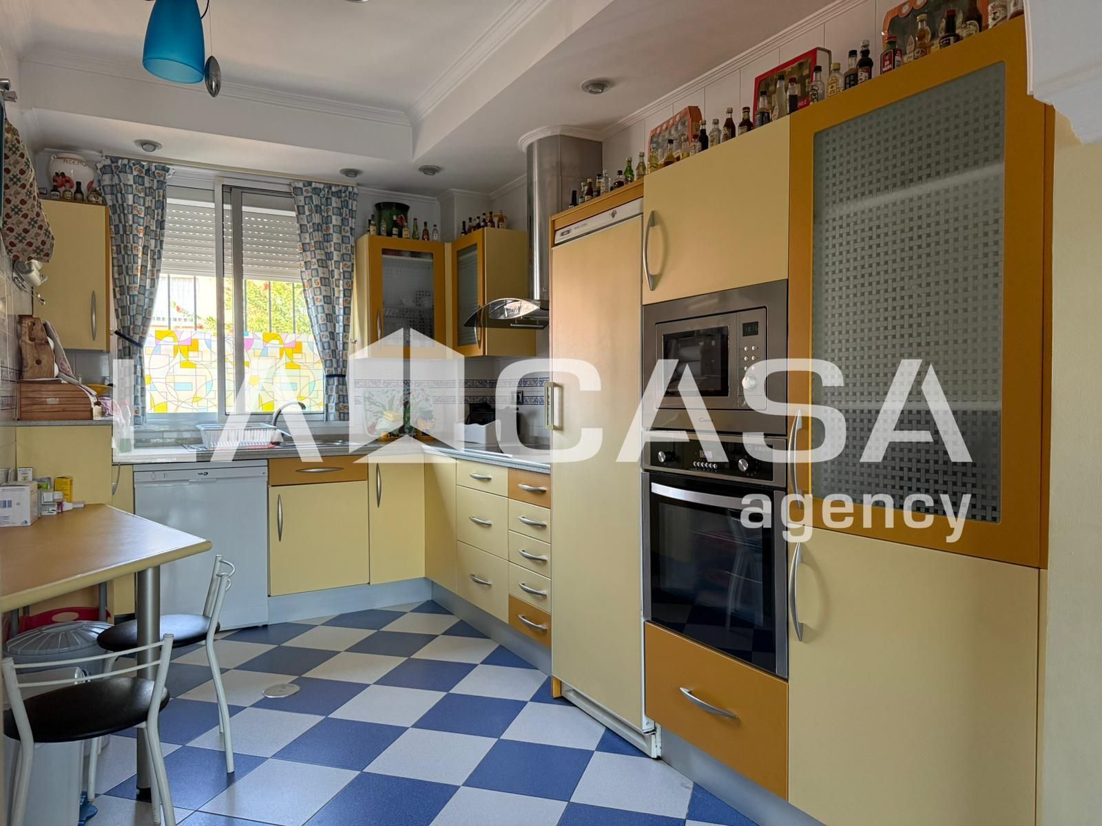 Cuina de Casa adosada en venda en Montequinto amb Aire condicionat i Piscina