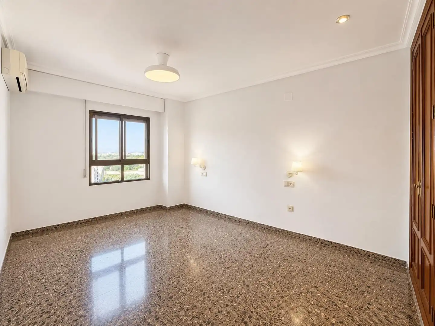 Bedroom of Flat for rent in Paterna  with Balcony