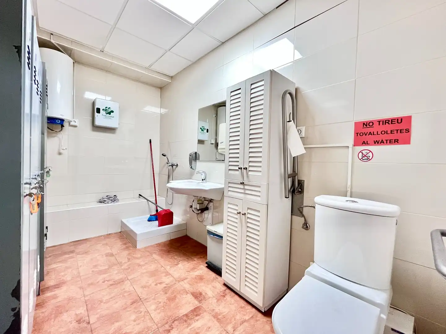 Baño de Local de alquiler en Barcelona con Aire acondicionado, Calefacción y Parquet