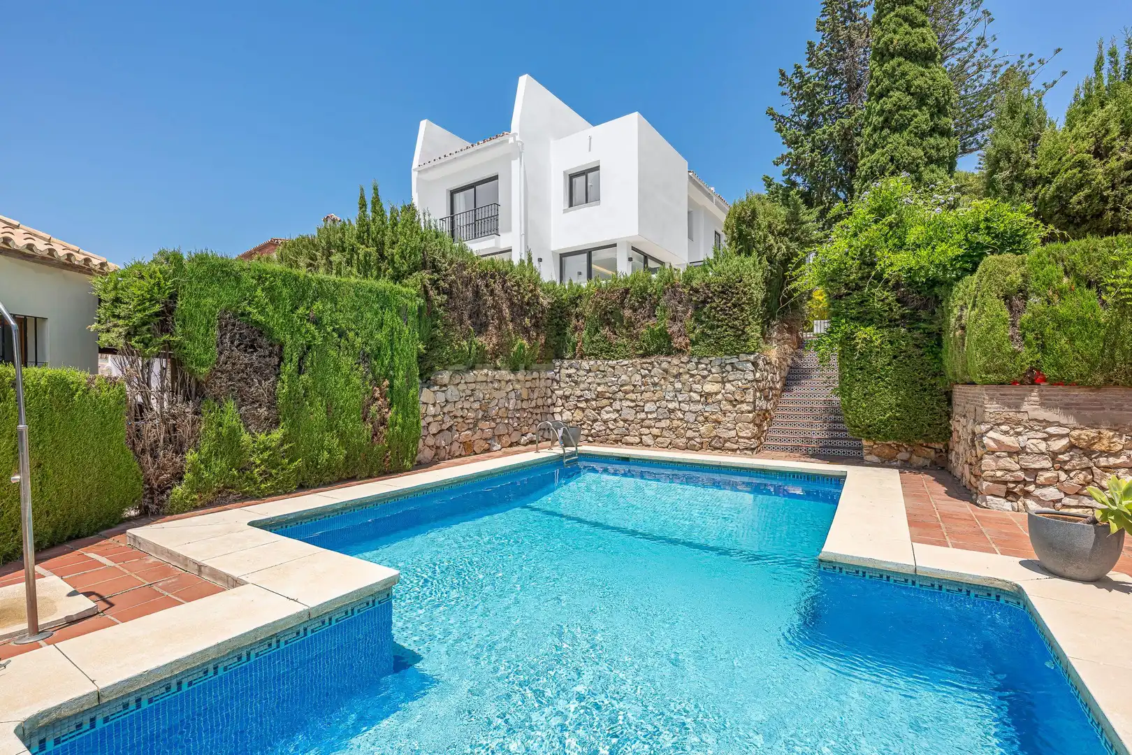 Außenansicht von Haus oder Chalet zum Verkauf in Marbella mit Klimaanlage, Privatgarten und Abstellraum