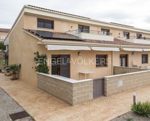 Vista exterior de Casa o xalet en venda en Santa Oliva amb Aire condicionat, Calefacció i Jardí privat