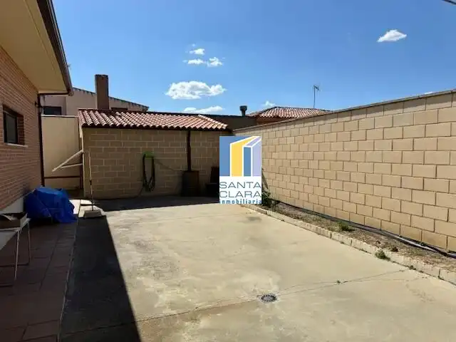 Vista exterior de Casa o xalet en venda en Moraleja del Vino amb Aire condicionat, Calefacció i Jardí privat