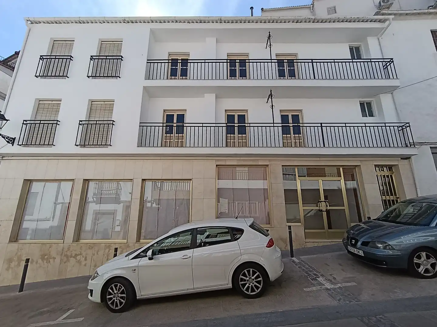 Vista exterior de Edifici en venda en Iznájar