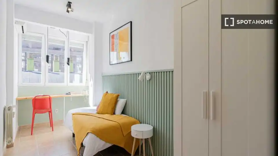 Bedroom of Flat for share in Tetuán