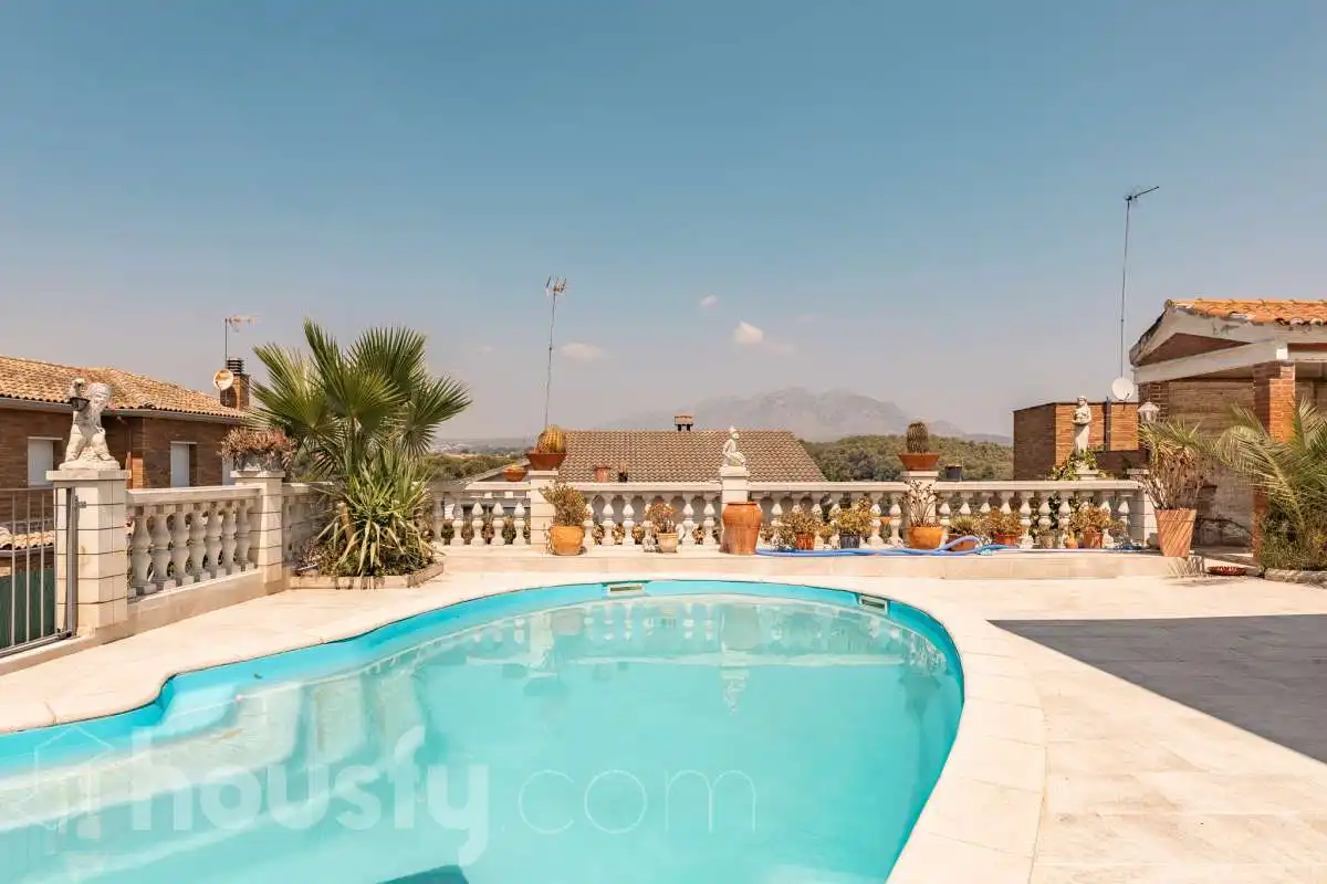 Casa amb piscina en venda a Carrer Sardana .