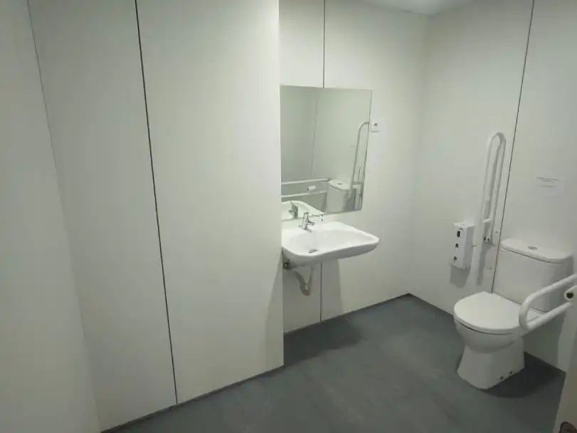 Bany de Oficina de lloguer en Oviedo  amb Aire condicionat, Calefacció i Alarma
