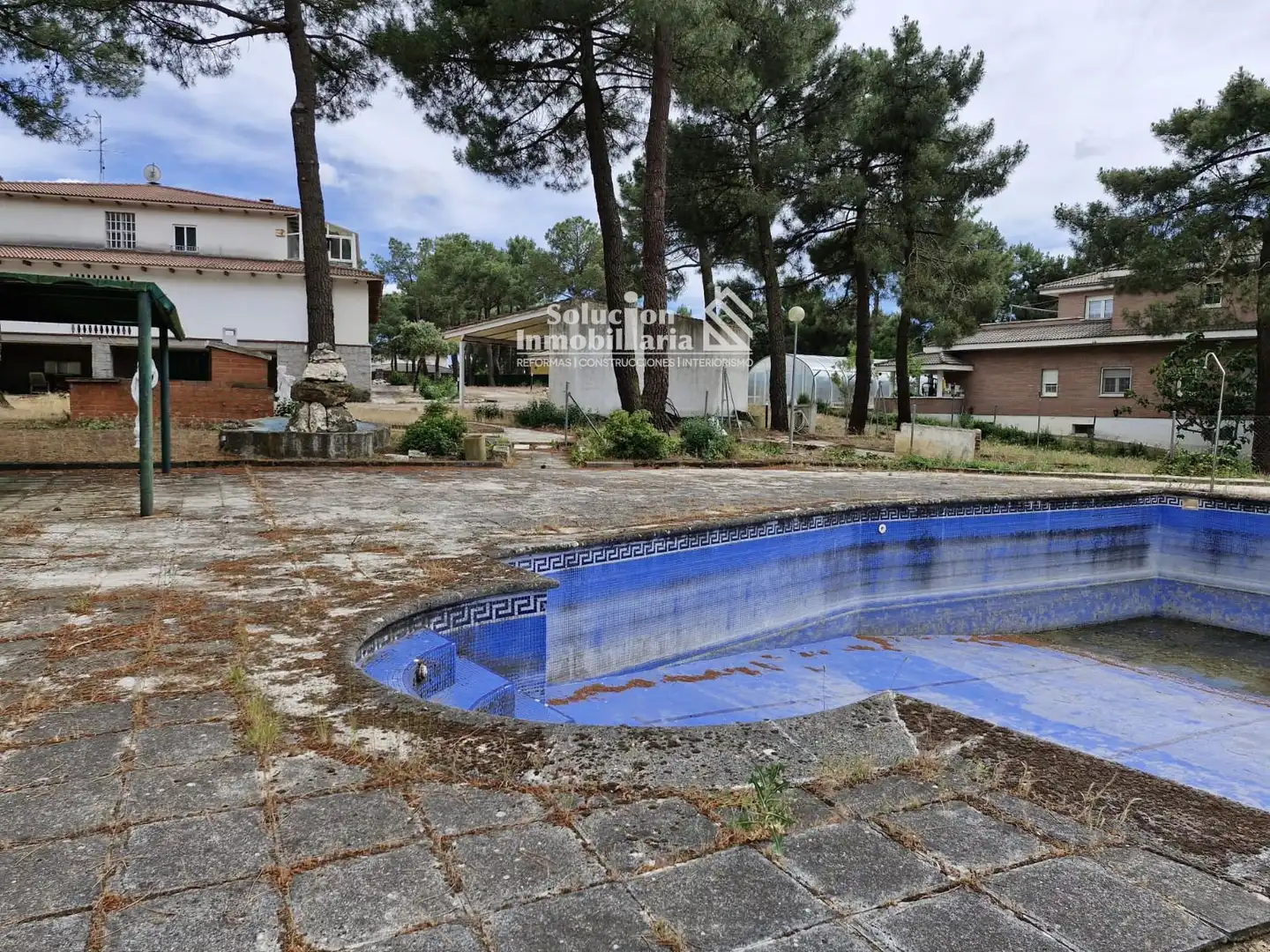 Schwimmbecken von Einfamilien-Reihenhaus zum Verkauf in Alba de Tormes mit Heizung, Abstellraum und Schwimmbad