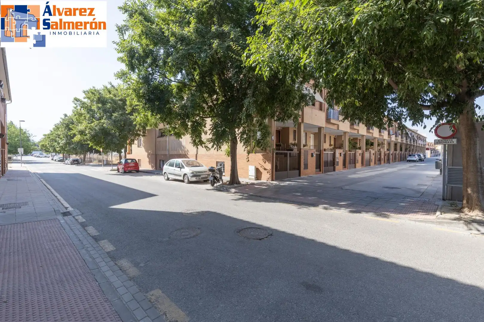 Außenansicht von Einfamilien-Reihenhaus zum Verkauf in Armilla mit Heizung