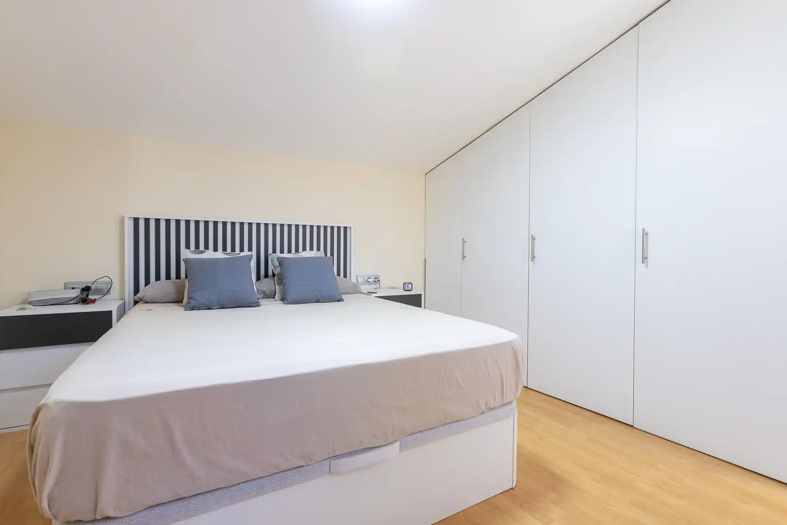 Schlafzimmer von Einfamilien-Reihenhaus zum Verkauf in Roses mit Klimaanlage, Heizung und Terrasse