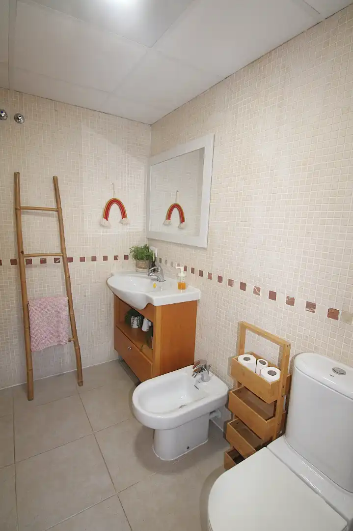 Baño de Apartamento en venta en Dénia con Aire acondicionado, Terraza y Amueblado