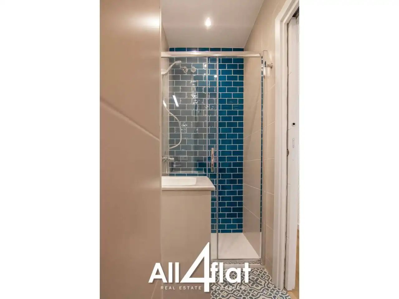 Bathroom of Flat for rent in Barcelona  with Air Conditioner and Alarm