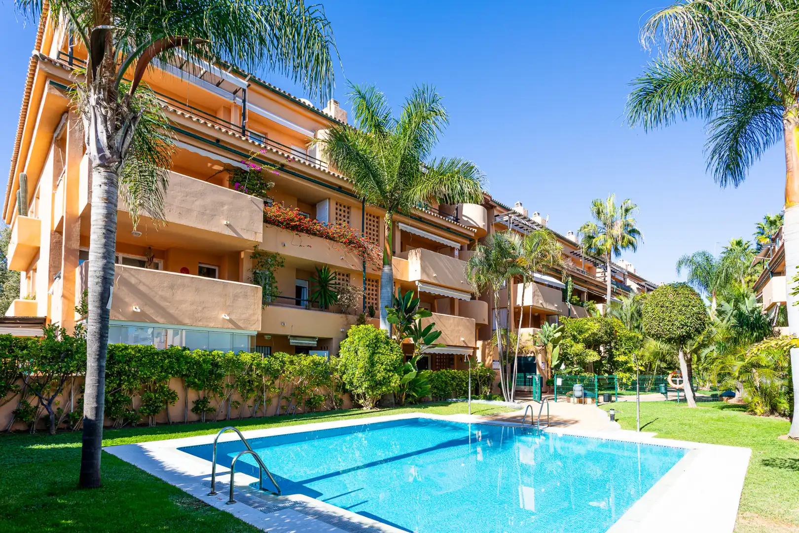 Vista exterior de Apartament en venda en Marbella amb Aire condicionat, Terrassa i Traster