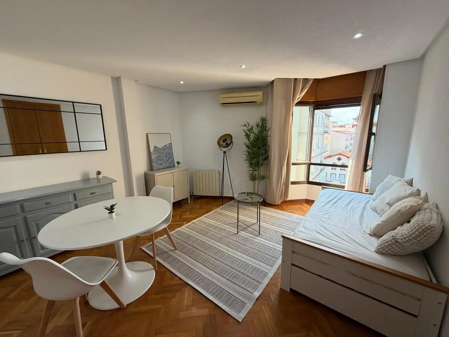 Schlafzimmer von Wohnung zur Miete in Madrid mit Klimaanlage, Heizung und Parkett