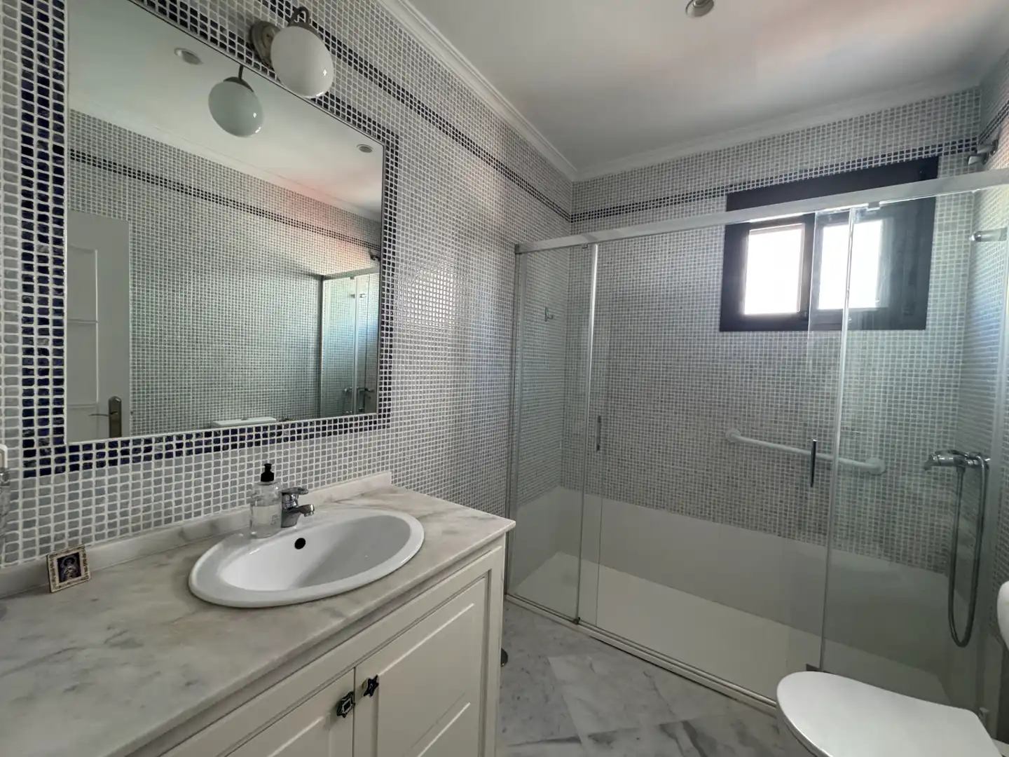 Badezimmer von Dachboden zur Miete in Alcalá de Guadaira mit Klimaanlage, Terrasse und Ofen