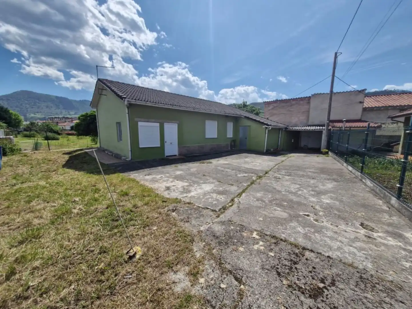 Vista exterior de Casa o xalet en venda en Los Corrales de Buelna  amb Calefacció, Jardí privat i Terrassa