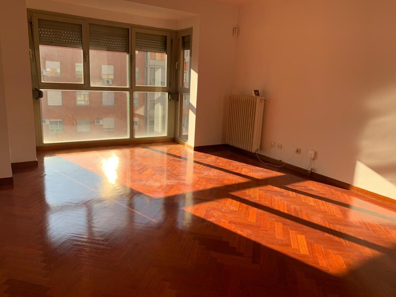 Living room of Flat for sale in  Madrid Capital  with Heating, Parquet flooring and Community pool