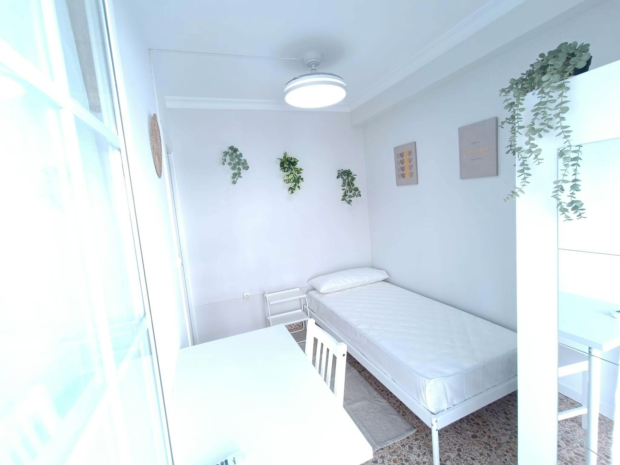 Habitación de Piso para compartir en  Sevilla Capital con Lavadora y Balcón