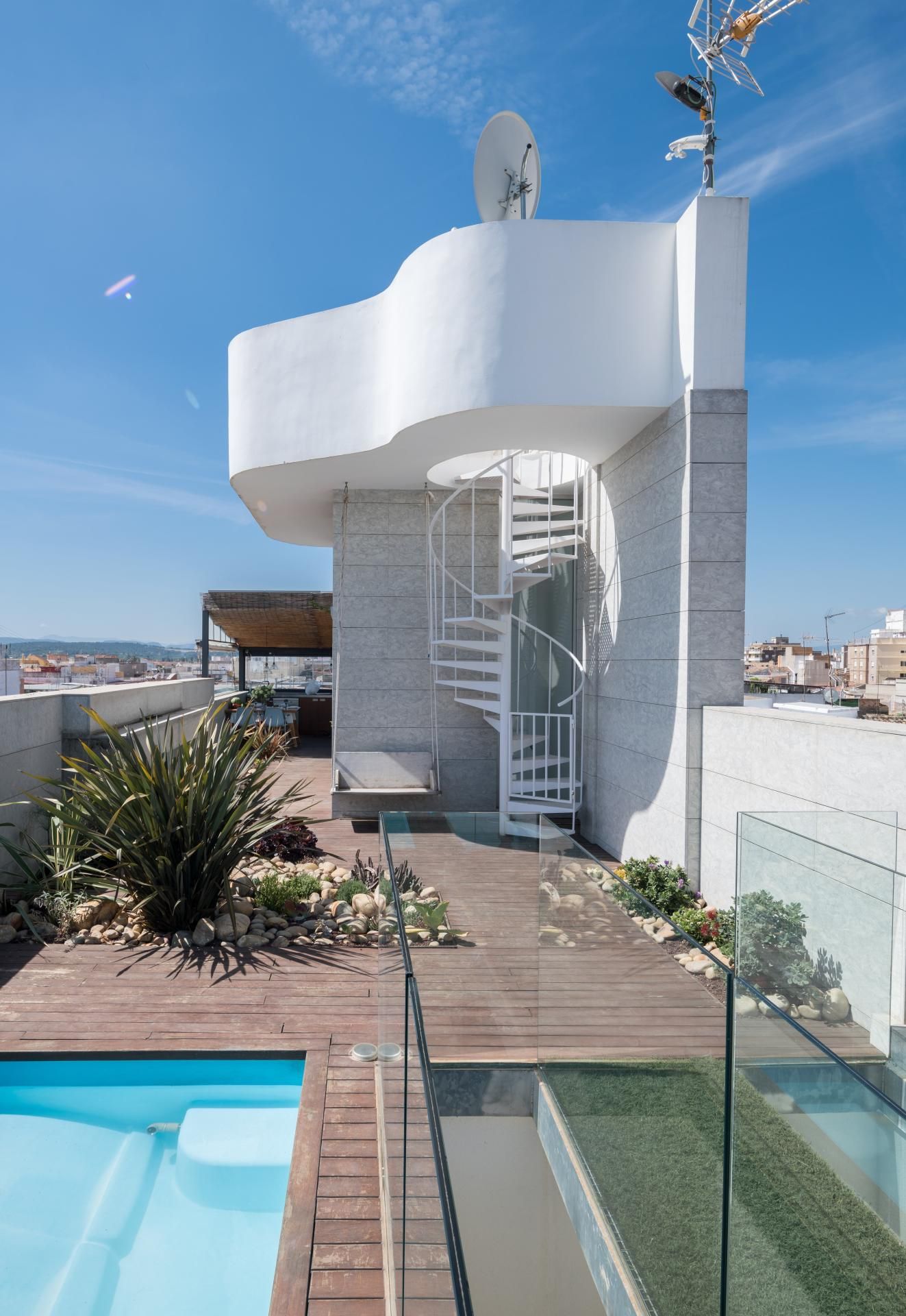 Vista exterior de Casa adosada en venda en Carcaixent amb Aire condicionat, Terrassa i Piscina