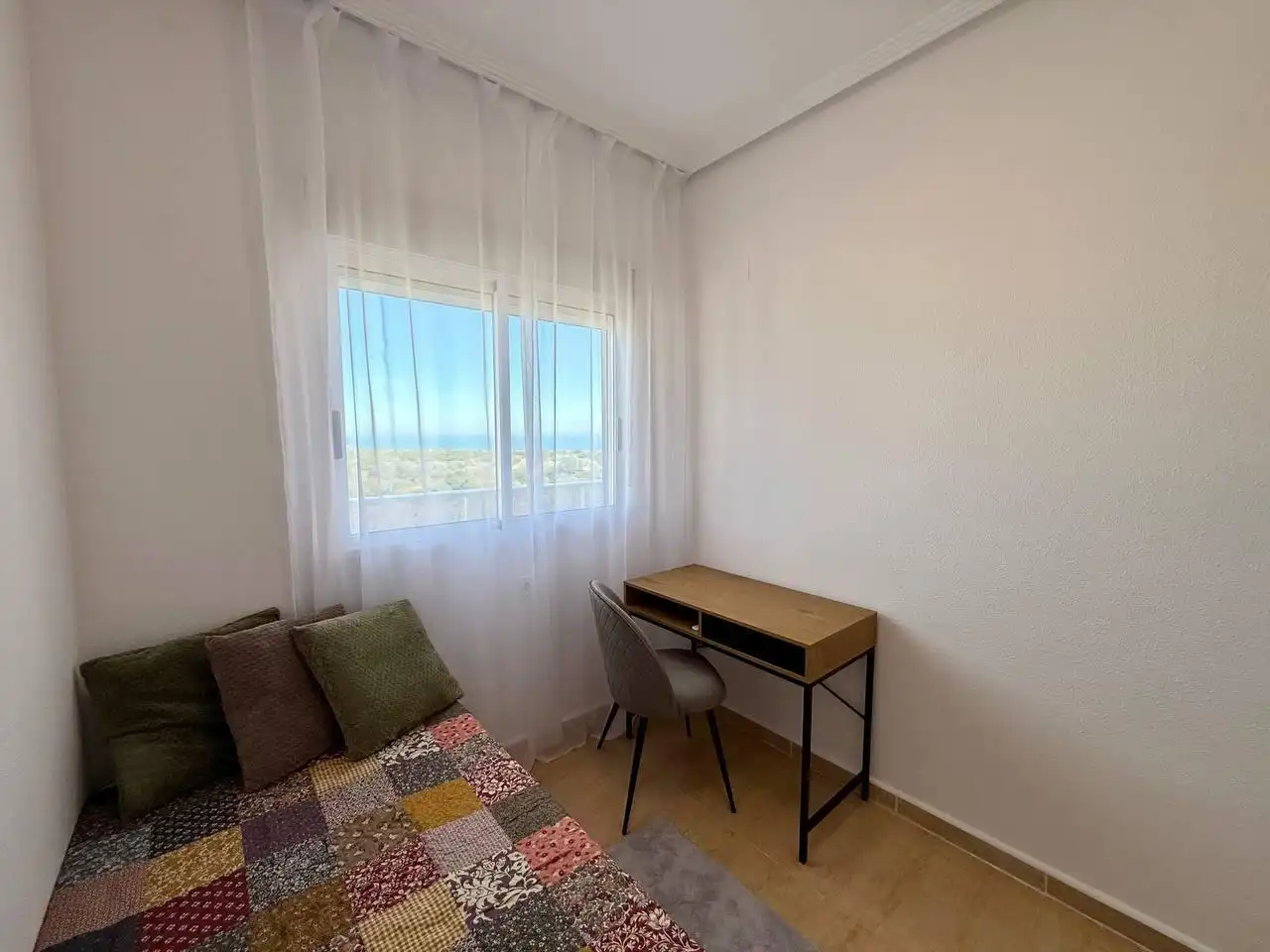 Habitación de Apartamento en venta en Guardamar del Segura con Aire acondicionado, Jardín privado y Terraza