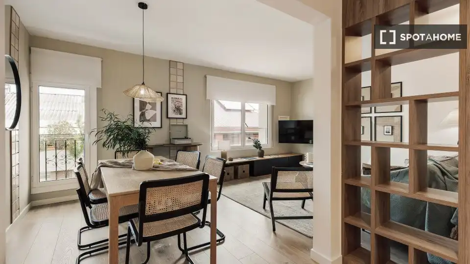Comedor de Apartamento para compartir en Barcelona con Aire acondicionado, Terraza y Amueblado